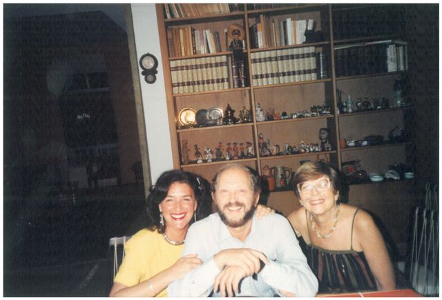 Moacyr e Judith Scliar com Bella Jozef em seu apartamento no Flamengo